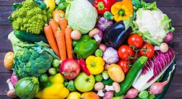 انخفاض ملحوظ في أسعار الخضراوات واستقرار أسعار الفاكهة في سوق العبور اليوم