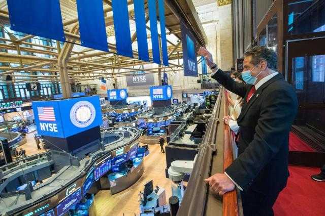 تثبيت الفائدة يهبط بالبورصة الأمريكية.. و”داوجونز” يخسر أكثر من 300 نقطة
