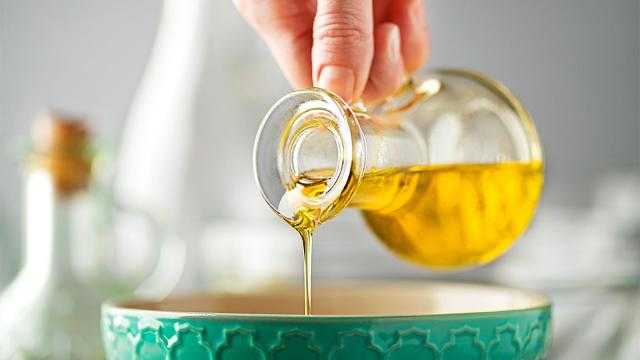 العقود الآجلة لزيت الأولين تغلق عند 965 دولار للطن في الجلسة المسائية ببورصة ماليزيا