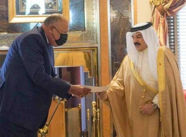 سامح شكري يُسلّم ملك البحرين رسالةً خطية من السيد رئيس الجمهورية