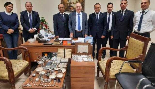 جمارك مطار القاهرة تحبط محاولة تهريب كميات من عملات ذهبية وفضية أثرية