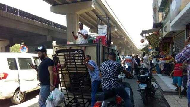 غلق 21 محلًا لمزاولة أنشطة بدون ترخيص و78 توك توك ببولاق الدكرور