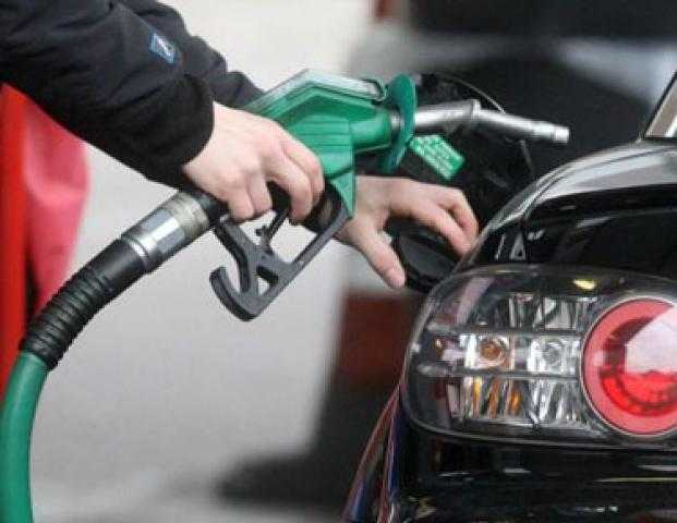 لبنان : الاتفاق على تسعير الوقود بقيمة 8 آلاف ليرة لكل دولار حتى نهاية سبتمبر