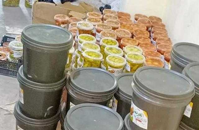 ضبط 6 أطنان مخللات فاسدة داخل مصنع غير مرخص بالإسكندرية