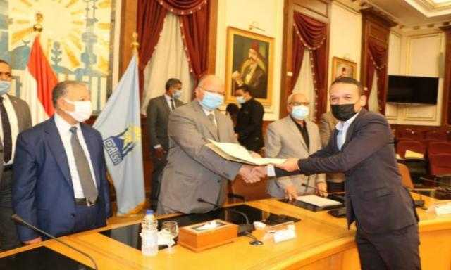 «محافظ القاهرة» : تسليم 29 عقدًا موثقًا لبعض المصانع والورش بمنطقة شق الثعبان