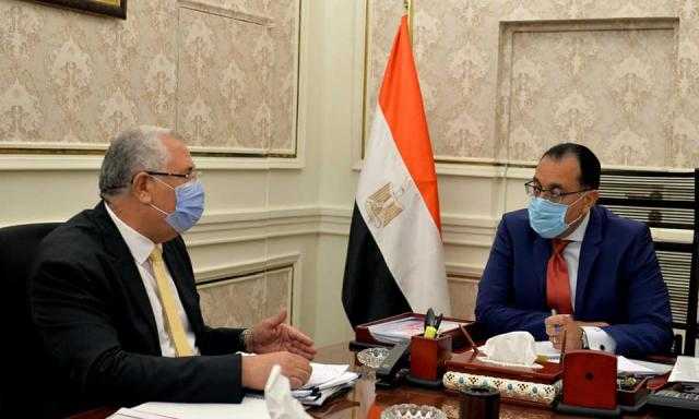 رئيس الوزراء يستعرض مع وزير الزراعة مشروع المزارع المصرية في أفريقيا