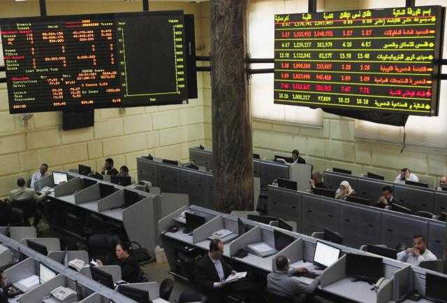 أداء متباين لمؤشرات البورصة المصرية بضغط مبيعات محلية وعربية في منتصف جلسة الأحد