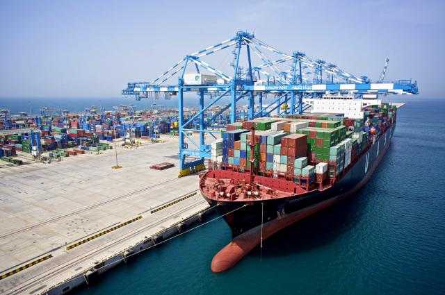 ميناء دمياط يصدر 11,010 طن فوسفات ويستقبل أكثر من 32 ألف طن بضائع عامة اليوم
