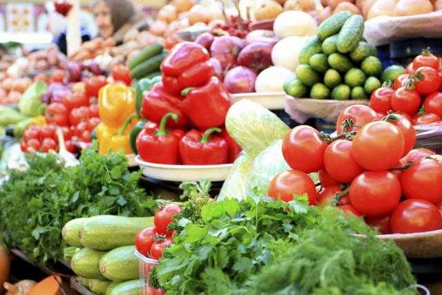 الطماطم تتراوح من 3 : 6 جنيهاً للكيلو .. أسعار الخضروات بسوق العبور
