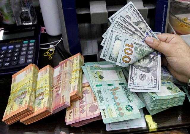 الليرة اللبنانية تهوي مجددًا أمام الدولار الأمريكي في ختام تعاملات اليوم