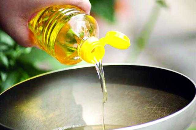 استقرار أسعار زيت الأولين بعد انخفاضها أمس في السوق المحلي وارتفاعها عالميًا