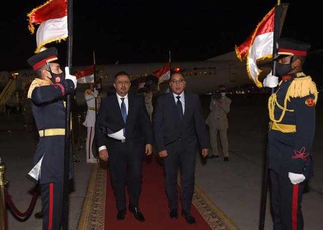رئيس الوزراء يستقبل نظيره اليمني بمطار القاهرة لبحث سُبل تعزيز التعاون المشترك
