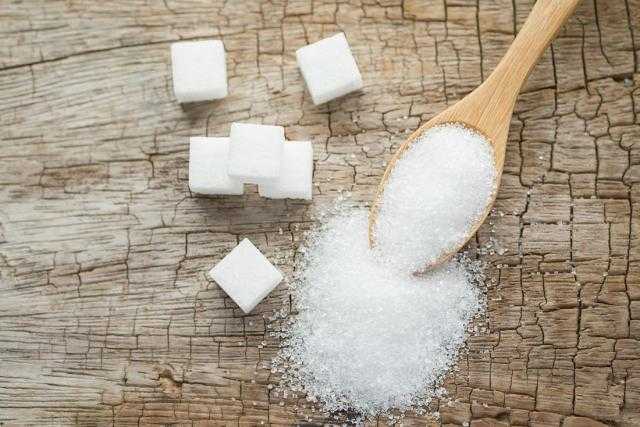 عقود السكر الأبيض الآجلة تعزز مكاسبها في أولى جلسات الأسبوع