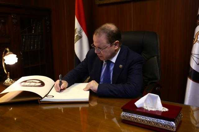 النائب العام يأمر بحبس 3 مسئولين بفندق بالغردقة احتياطيًا في واقعة إعياء 47 سائحًا