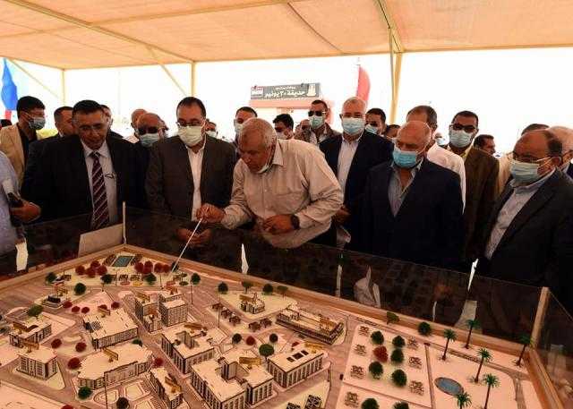 مدبولي يتفقد أعمال تنفيذ مجمع 30 يونيو المُميكن للمصالح الحكومية بالخارجة