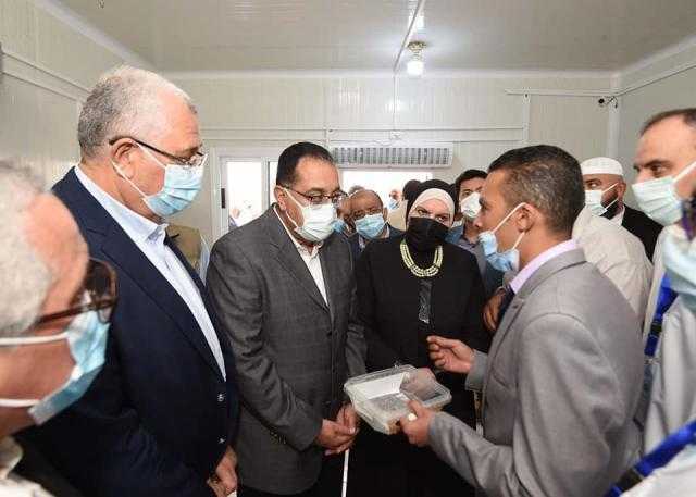 مدبولي في جولة تفقدية لمشروع واحة الحرير.. ومجمع الصوب الزراعية بالخارجة