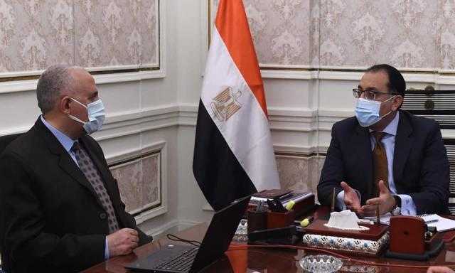 رئيس الوزراء يستعرض خطط إعادة استخدام مياه الصرف الزراعي