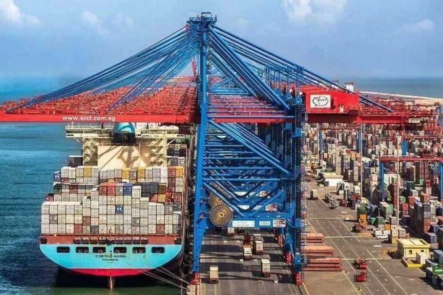 عاجل| مصر تنفي رسو سفينة شحن تحمل معدات عسكرية وأسلحة بميناء بورسعيد