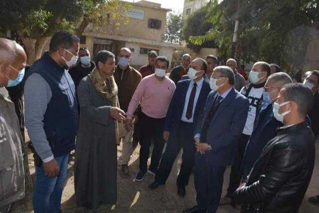 محافظ المنيا يتفقد مشروعات «حياة كريمة» بقرية جريس بمركز أبوقرقاص