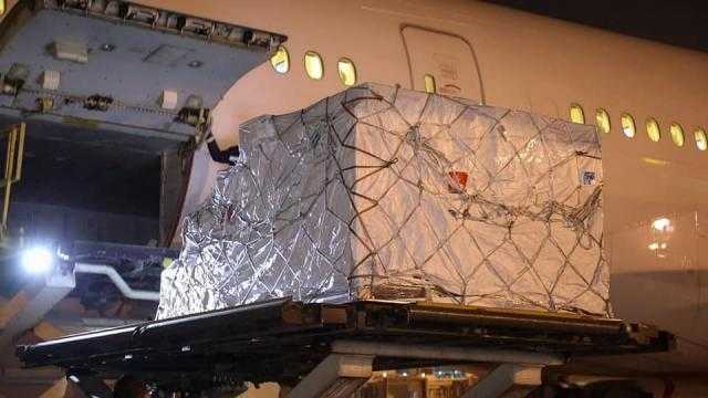 مصر تستقبل 667 ألف جرعة من لقاح  «استرازنيكا» بمطار القاهرة الدولي