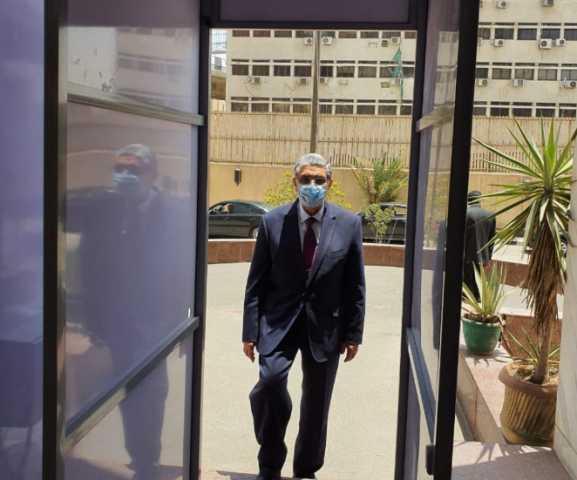بعد تعافيه من كورونا.. وزير الكهرباء يباشر مهام عمله من داخل مكتبه