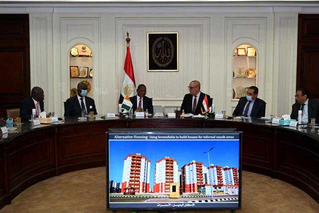 وزير الإسكان يستعرض تجربة الدولة المصرية في توفير أنماط الإسكان المختلفة