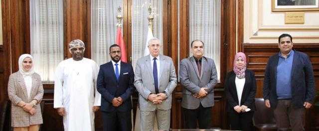 «القصير» يبحث مع رئيس الحجر الزراعي العماني التبادل التجاري بمجال المنتجات الزراعية الطازجة