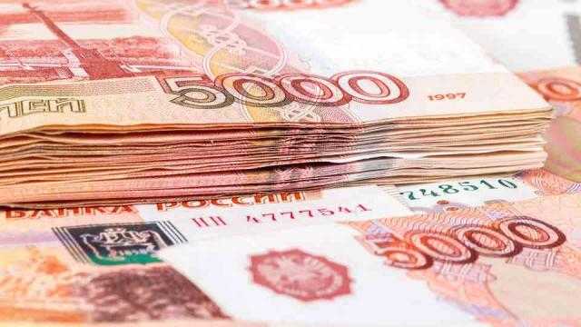 استمرار تراجع قيمة الروبل الروسي مع توقعات بحظر صادرات النفط الروسية
