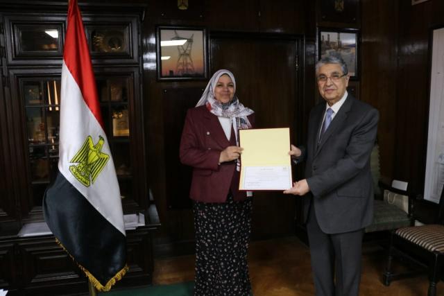 وزير الكهرباء يكرم مديرة مكتبه للعلاقات العامة لبلوغها سن المعاش