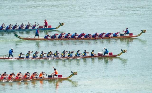 3.85 مليار دولار إيرادات عطلة عيد قوارب التنين الصينية