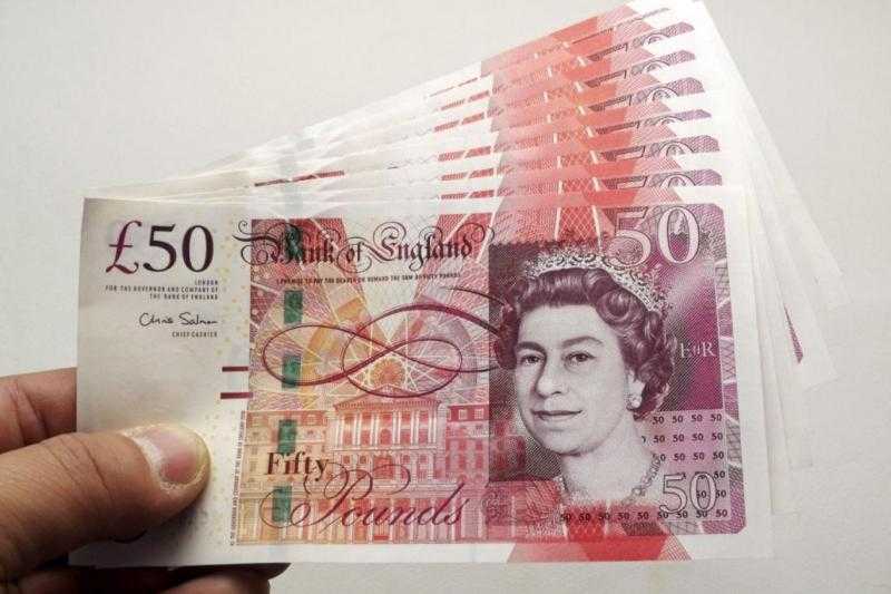 الجنيه الإسترليني يرتفع مقابل الدولار الأمريكي واليورو الأوروبي
