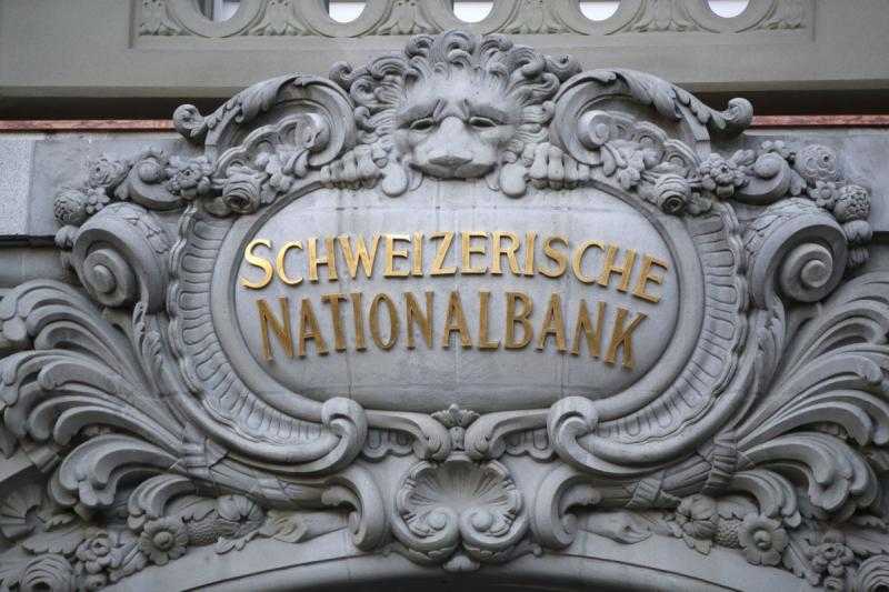 البنك الوطني السويسري يخفض أسعار الفائدة للمرة الأولى منذ 9 سنوات