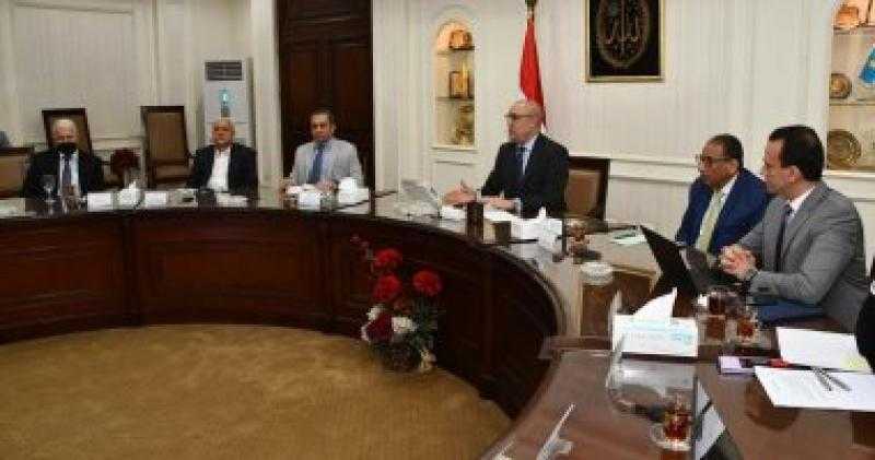 وزير الإسكان يوجه شركات المقاولات بسرعة الانتهاء من مشروع «كابيتال بارك»