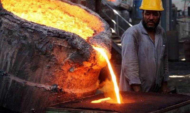 تراجع أسعار خام الحديد العالمية بأكثر من 1% إثر بيانات ضعيفة من المصانع الصينية