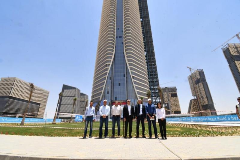 وزير الإسكان يتفقد منطقة الأعمال المركزية بالعاصمة الإدارية الجديدة
