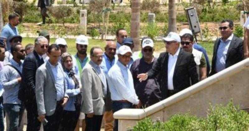 وزير الإسكان يتفقد منطقة «كابيتال بارك» بالعاصمة الإدارية الجديدة