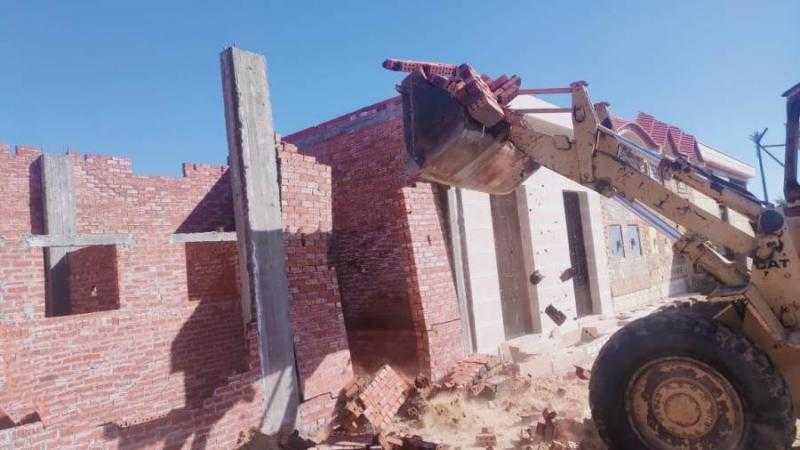 إزالة أعمال بناء مخالف على أراض زراعية بالإسكندرية