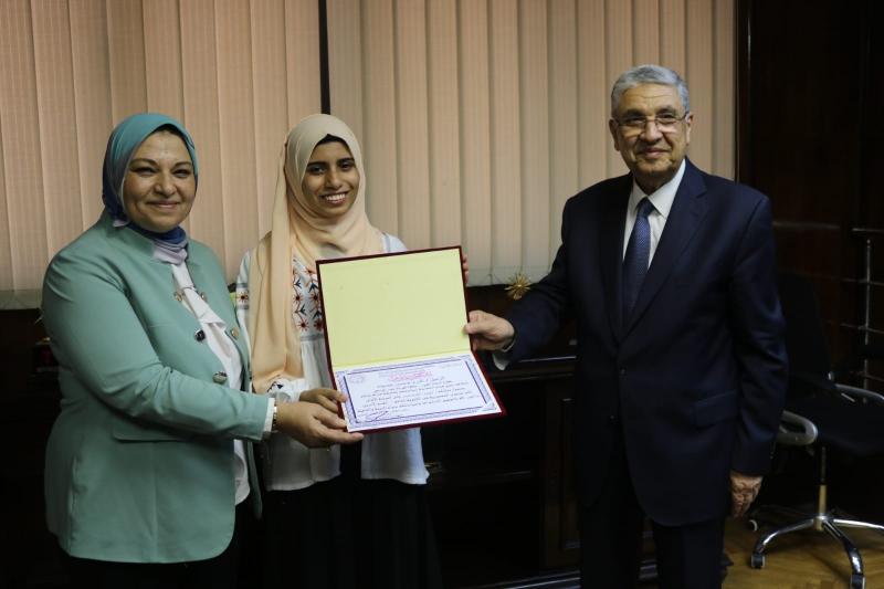 وزير الكهرباء يكرم المتفوقين والمتميزين من أبناء العاملين «صور»