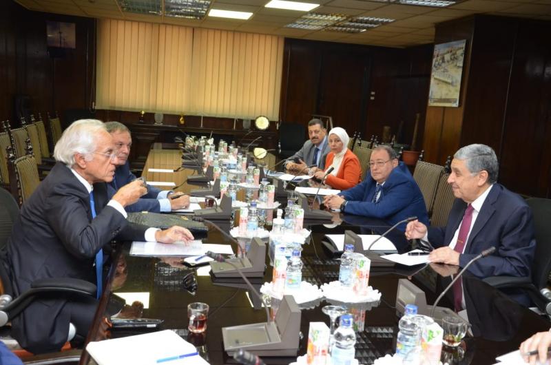 مباحثات مكثفة بين وزير الكهرباء ورئيس اتحاد الشركات اليونانية لتعزيز التعاون