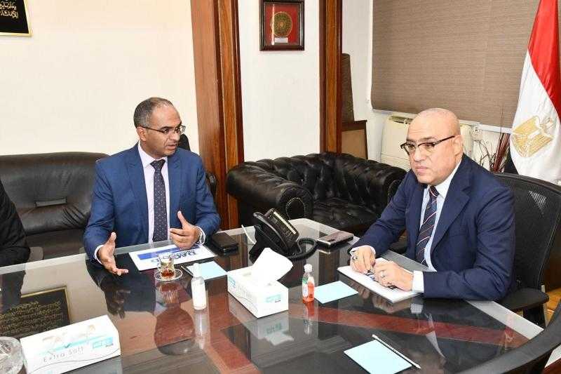 «الإسكان» تبحث مع الشركات توفير الطلمبات مشروعات مياه الشرب والصرف الصحي