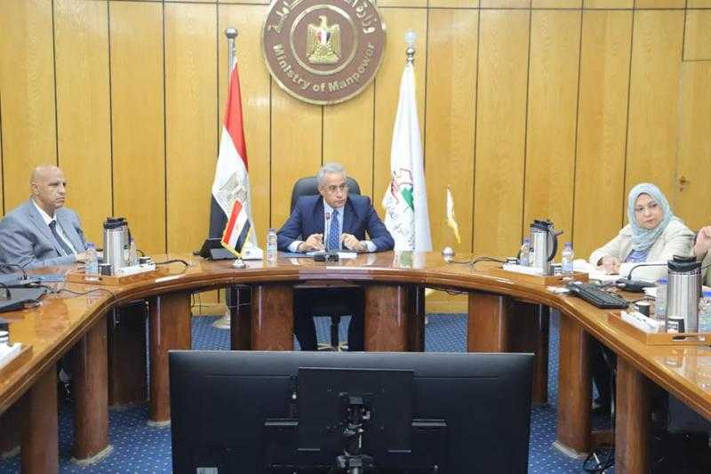 وزير القوى العاملة يوجه بحصول المواطن على خدماته بمصداقية