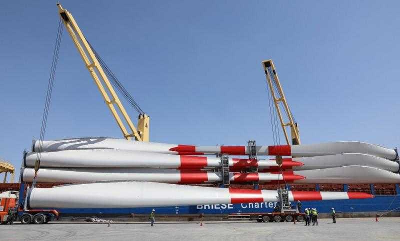 ميناء الأدبية تستقبل شحنة 42 ريشة رياح لمحطة توليد الكهرباء برأس غارب