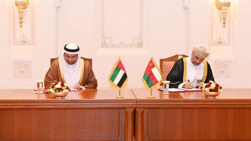 الإمارات وعمان يوقعان اتفاقية ربط خطوط السكك الحديدية