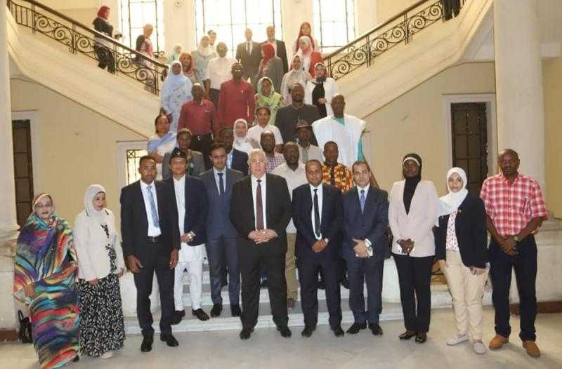 وزير الزراعة يسلم شهادات إتمام البرامج التدريبية لمبعوثين من 23 دولة أفريقية وآسيوية
