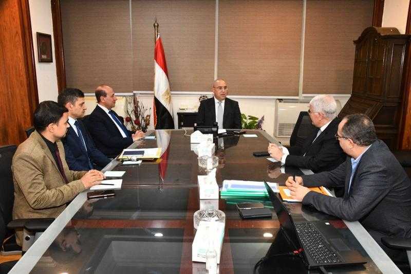 وزير الإسكان يتابع الموقف التنفيذي لمشروع سد ومحطة جوليوس نيريري في تنزانيا