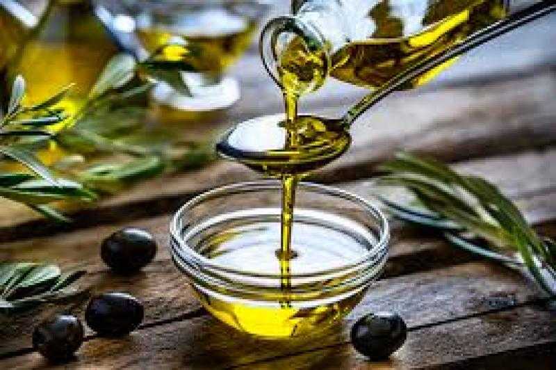 أسعار زيت الطعام اليوم الخميس.. قفزة عالمية وثبات محلي