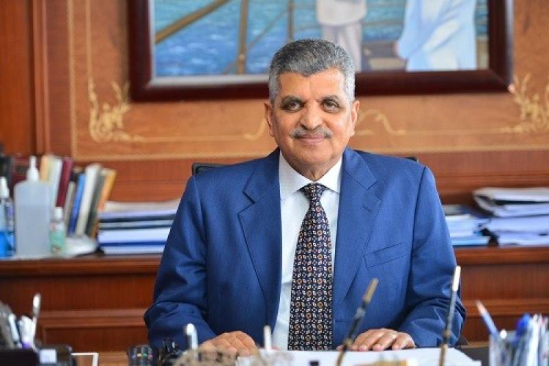 رئيس هيئة قناة السويس يكشف عدد السفن العابرة وحمولاتها