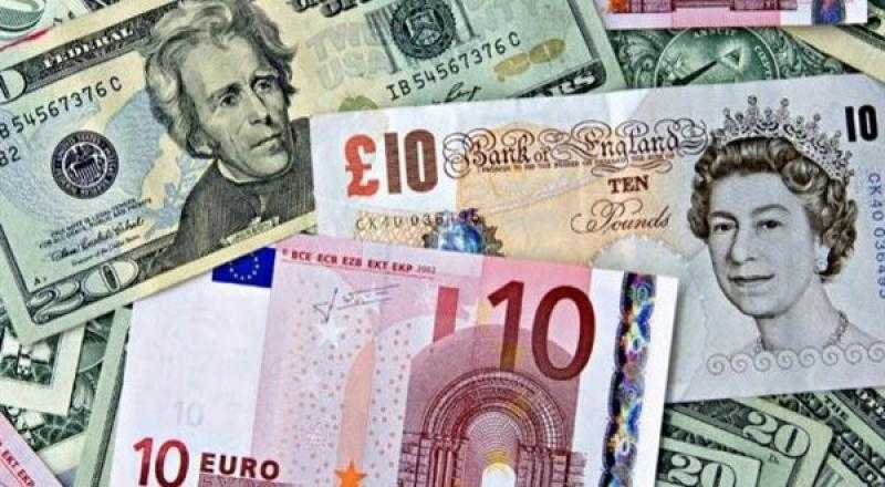 الجنيه الإسترليني يتراجع أمام الدولار ويرتفع مقابل اليورو