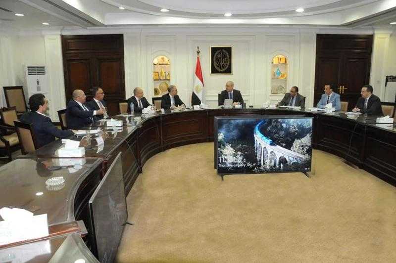 وزير الإسكان يبحث تحديات قطاع التطوير العقاري ووضع حلول لها