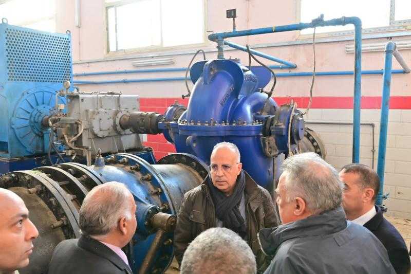 وزير الري يتفقد محطة رفع  «بطس سعيد» للاطمئنان على المناسيب الآمنة في بحيرة قارون